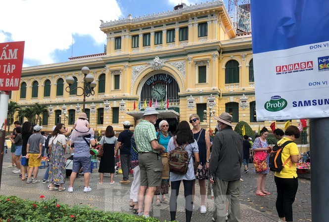 Hàng người dài xếp hàng mua thức ăn trong một  trung tâm thương mại