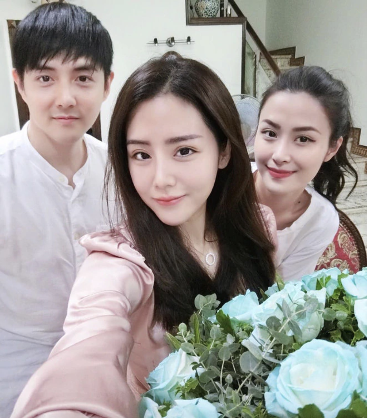 Mặc dù không liên quan gì đến showbiz nhưng Ông Thoại Liên, em gái ruột của Ông Cao Thắng, em chồng  Đông Nhi lại luôn nhận được sự quan tâm đặc biệt của người hầm mộ. Có anh trai đẹp xuất sắc, cô nàng cũng sở hữu nhan sắc không phải dạng vừa, đúng chuẩn thiên kim tiểu thư vừa giàu vừa đẹp.