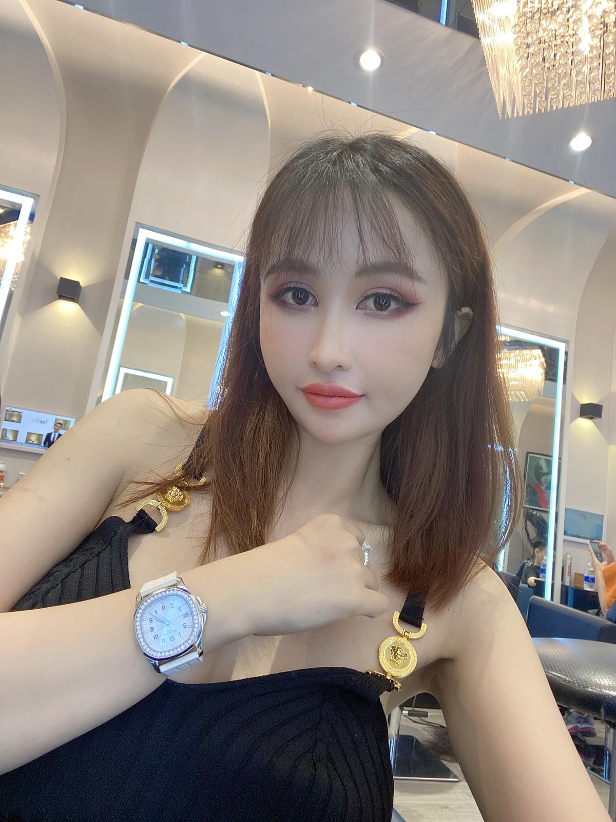 Mới đây, trên trang Facebook cá nhân của  vợ hai Minh Nhựa - Mina Phạm đăng tải một tấm hình selfie với nhan sắc lạ cùng cách make up vô cùng màu mè thu hút sự chú ý của cộng đồng mạng.