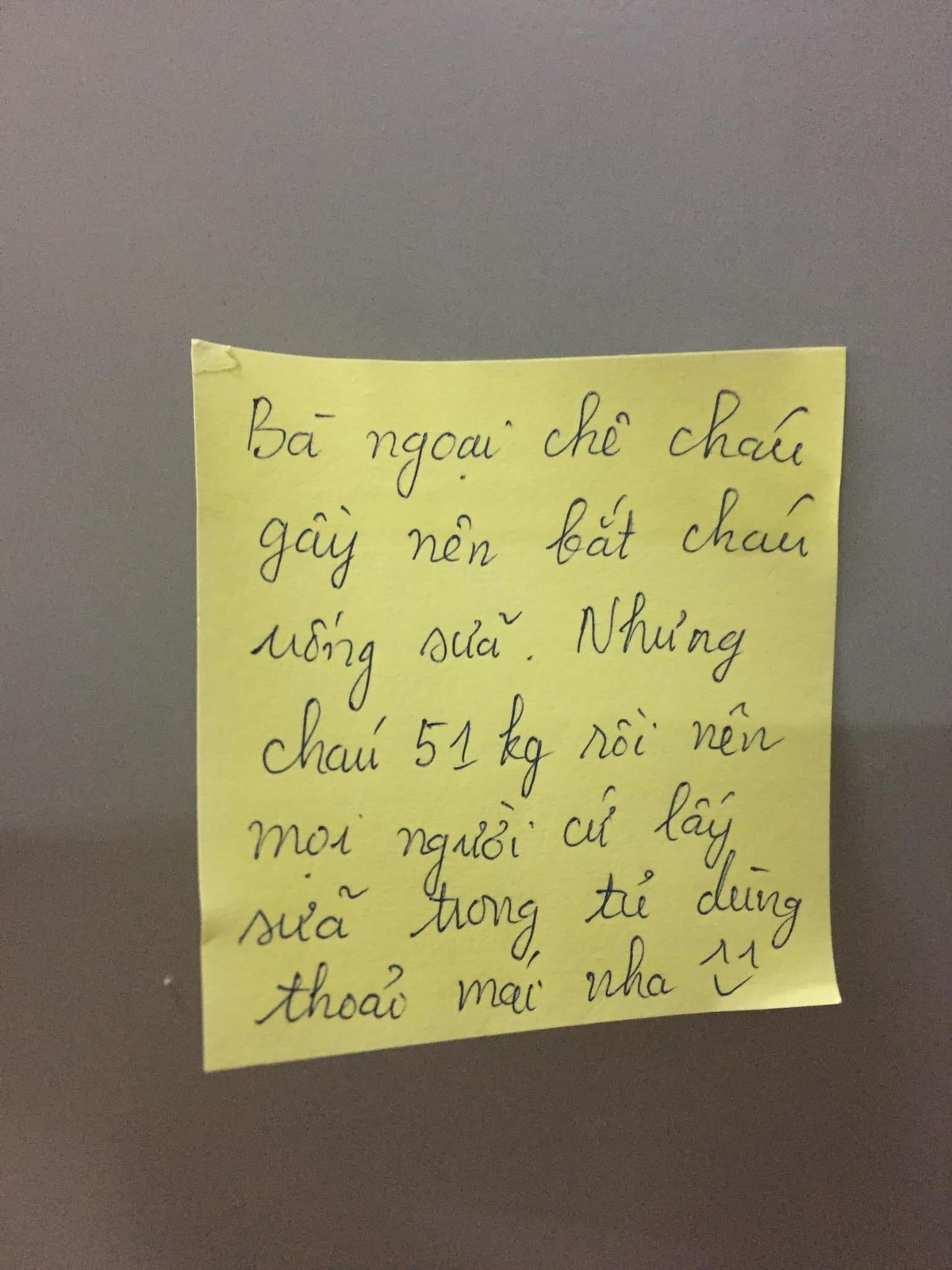 Vì số lượng người phải đi  cách ly Covid-19 ngày càng đông nên một số khu ký túc xá của trường đại học được trưng dụng để đón người từ nước ngoài, từ vùng dịch vào ở. Để chuẩn bị cho việc này, các sinh viên đã tới trường để dọn dẹp lại phòng ốc, thậm chí còn chuẩn bị cả sữa bánh, đồ ăn vặt để tiếp khách.