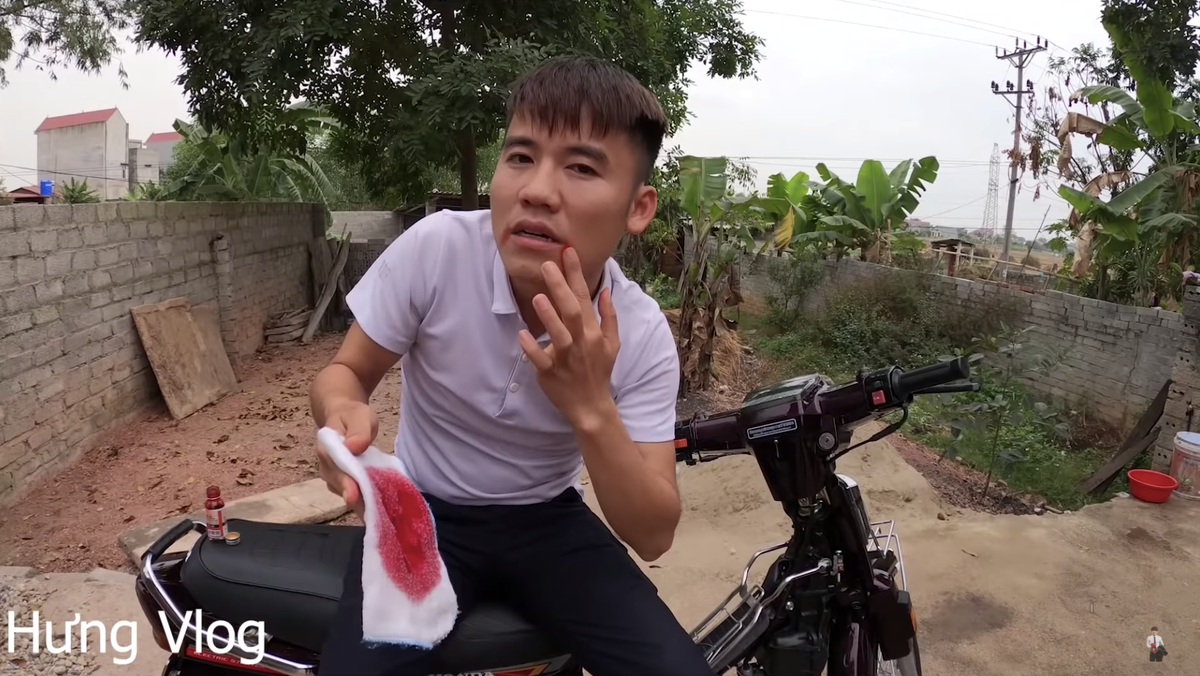 Mới đây, con trai  bà Tân Vlog là Hưng Vlog đăng tải clip troll mẹ. Với nội dung giả ho ra máu để lừa mẹ, clip thu hút được một lượng xem khủng chỉ sau vài giờ đăng tải.