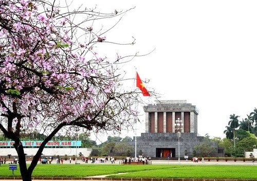 Lăng Chủ tịch Hồ Chí Minh luôn là một địa điểm tham quan ý nghĩa vào mỗi  dịp 30/4. Đối với nhiều người, tới Hà Nội phải nhất định đến viếng Bác, đây được coi là hành động hướng về cội nguồn. Bên cạnh đó, chứng kiến lễ thượng và hạ cờ tại Lăng cũng là khoảnh khắc thiêng liêng không thể bỏ lỡ.