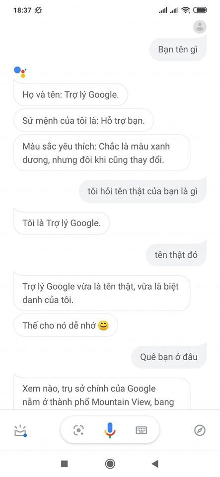 Thời gian gần đây, cái tên " chị trợ lý Google" khiến cộng đồng mạng phát sốt. Cách đây vài năm, chắc hẳn ai cũng nhớ chú gà Simsimi với cách nói dí dỏm, cực "lầy" và chuyên xui dại đối phương.