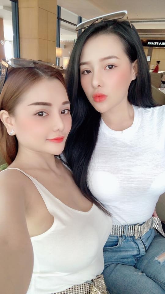  Ngân 98 và Mon 2K từng là cặp đôi chơi rất thân, hai hot girl gắn bó với nhau từ thời còn mập ú, chưa thẩm mỹ và chưa nổi tiếng. Cả hai từng cùng thực hiện rất nhiều bộ ảnh thiếu vải gây sốt trên mạng xã hội.