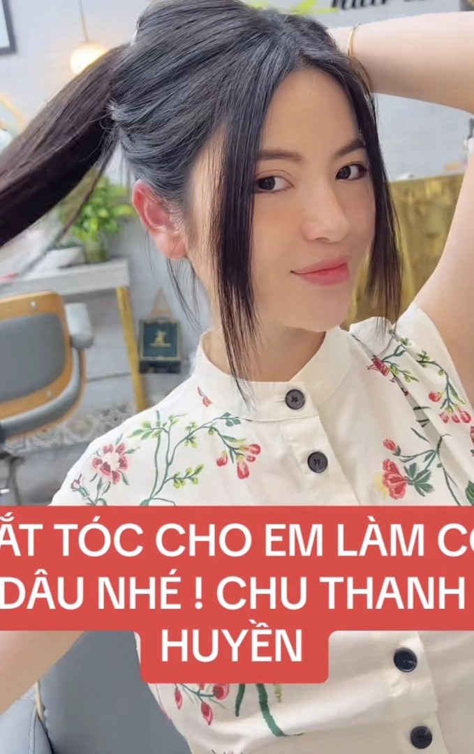 Trước thềm ngày cưới, nàng WAG Chu Thanh Huyền đã tranh thủ đi làm đẹp. Cô nàng đi tỉa và cắt những phần tóc hư tổn, dưỡng lại tóc và giữ nguyên mái tóc dài.