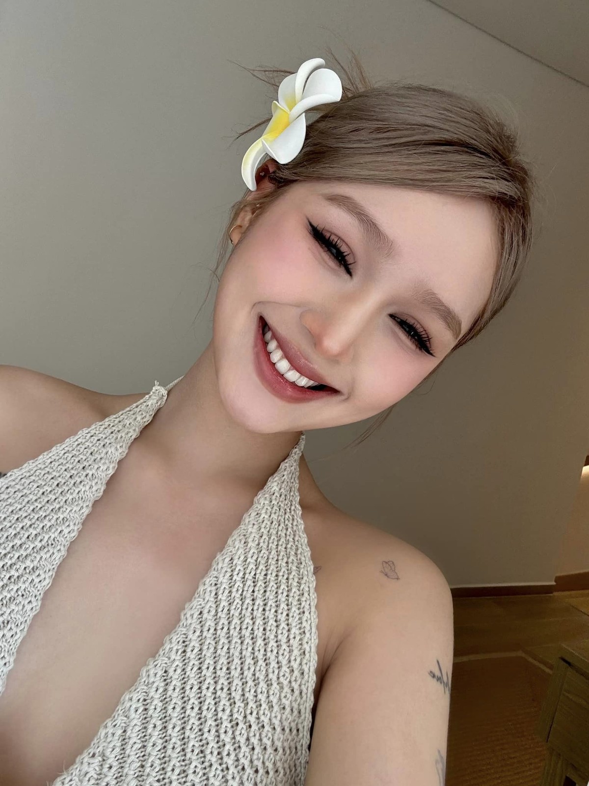 Mới đây, hot girl Xoài Non - vợ của streamer "giàu nhất Việt Nam" Xemesis đã đang tải lên trang cá nhân loạt ảnh chào hè xinh xắn.