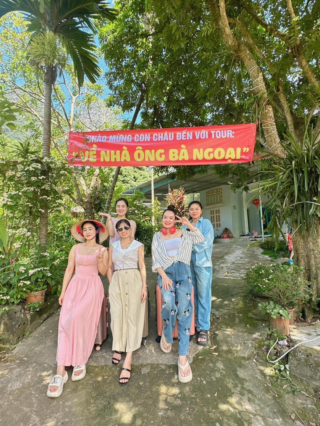 Mới đây, hình ảnh tấm băng rôn in chữ “Chào mừng con cháu đến với tour: Về nhà ông bà ngoại” được chia sẻ rầm rộ trên mạng xã hội đã thu hút hàng chục nghìn lượt thích và bình luận.