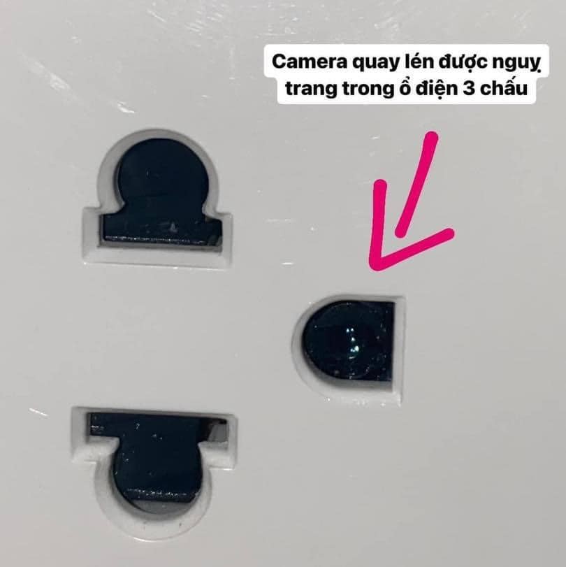 Mới đây, sự việc 2 nữ sinh phát hiện ra chiếc camera giấu kín bé xíu trong ổ điện khiến nhiều người không khỏi bàng hoàng. Theo đó, chiếc camera được giấu hoàn toàn trong ổ điện và cũng màu đen nên rất khó phát hiện.