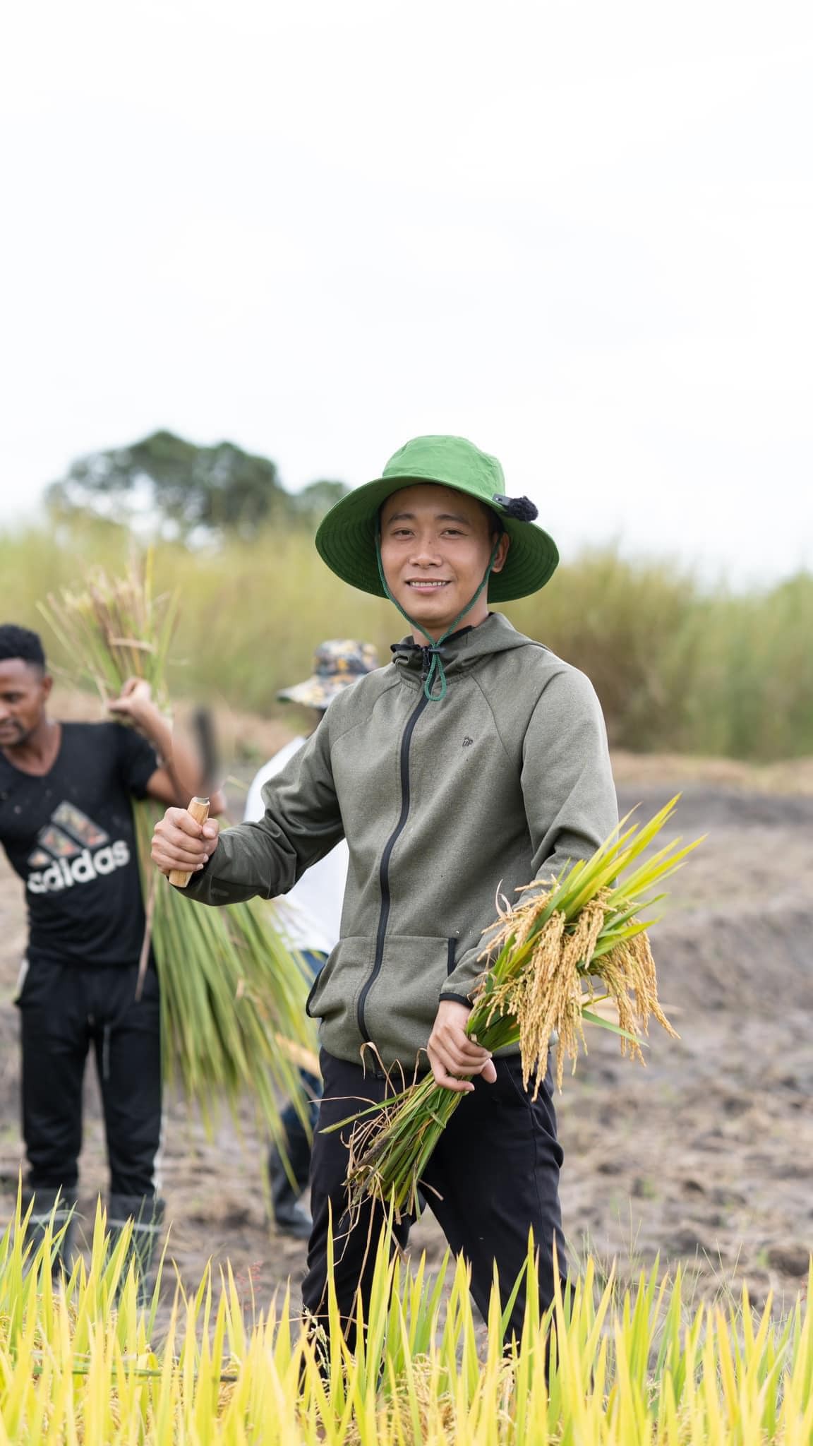 Cách đây môt thời gian, trong những video được đăng tải, Quang Linh và team châu Phi đã chia sẻ về dự án trồng các loại cây lương thực rau màu mới trên mảnh đất Angola nắng nóng.