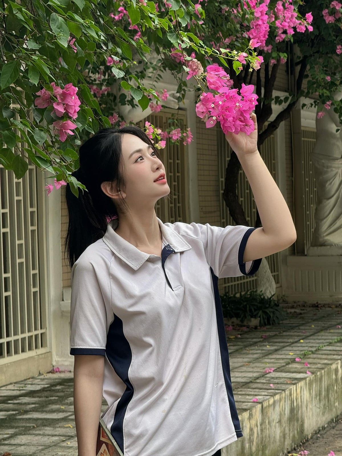 Trào lưu "thanh xuân vườn trường" thời gian qua quay lại và trở nên vô cùng thịnh hành, rất nhiều người đẹp, hot girl đã thức sức với trend này và trong đó không thể thiếu cái tên Lê Bống.