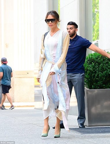 Không có ông xã và các con,  Victoria Beckham bị bắt gặp khi đang dạo phố New York một mình vào ngày 18/6 vừa qua.