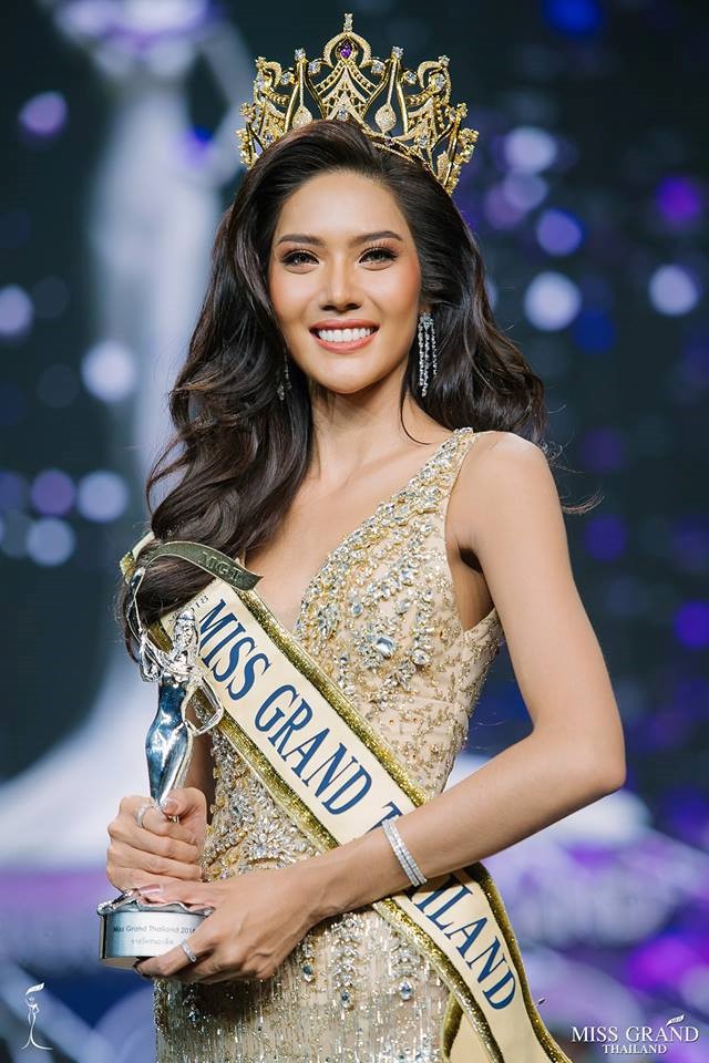 Tổ chức Miss Grand International vừa công bố người đẹp 24 tuổi đến từ tỉnh Phuket đăng quang Hoa hậu Hòa bình Thái Lan 2018. Cô đã vượt qua 76 đối thủ để giành được chiếc vương miện cao quý và nhiều phần thưởng có giá trị khác. Với chiếc thắng này, Namoey Chanaphan sẽ đại diện đất nước tham dự đấu trường sắc đẹp Miss Grand International, sẽ diễn ra tại Myanmar vào tháng 10.