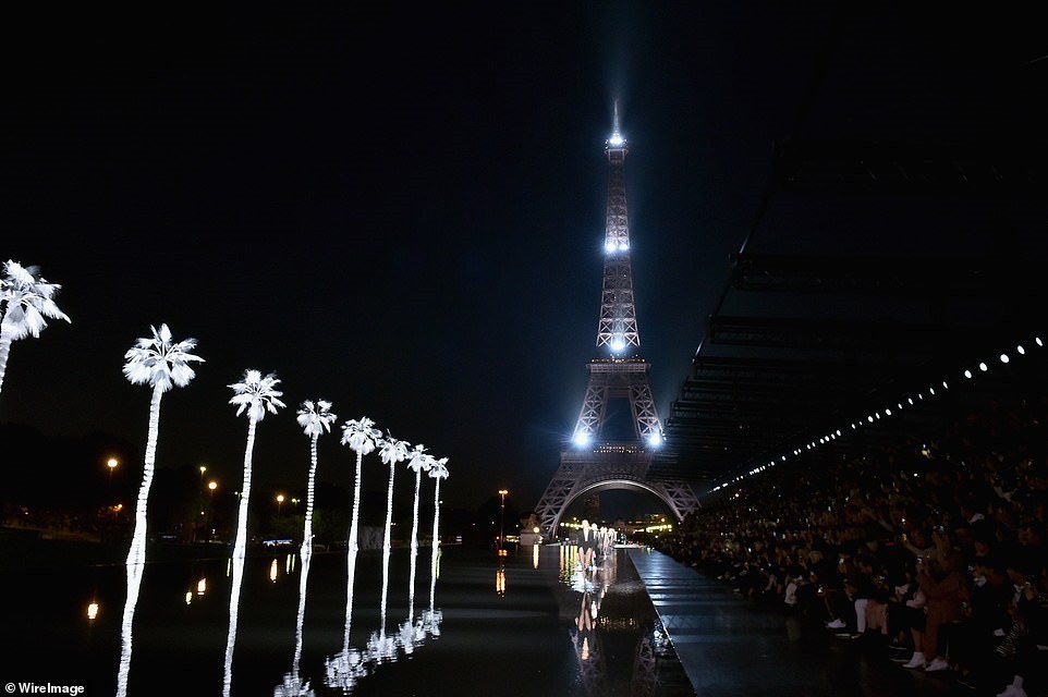 Trong ngày thứ hai của Paris Fashion Week mùa xuân hè 2019, Saint Laurent trở thành tâm điểm khi một lần nữa tổ chức show ngay dưới chân tháp Eiffel - biểu tượng của nước Pháp. Ánh sáng đến từ những cây dừa màu trắng được dựng dọc theo lối đi. Đặc biệt hơn, sàn catwalk lần này lênh láng nước.