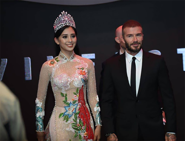 Chiều ngày 2/10,  Hoa hậu Trần Tiểu Vy xuất hiện bên cạnh cựu danh thủ David Beckham tại sự kiện ra mắt 2 mẫu xe thương hiệu VinFast tại Paris (Pháp).