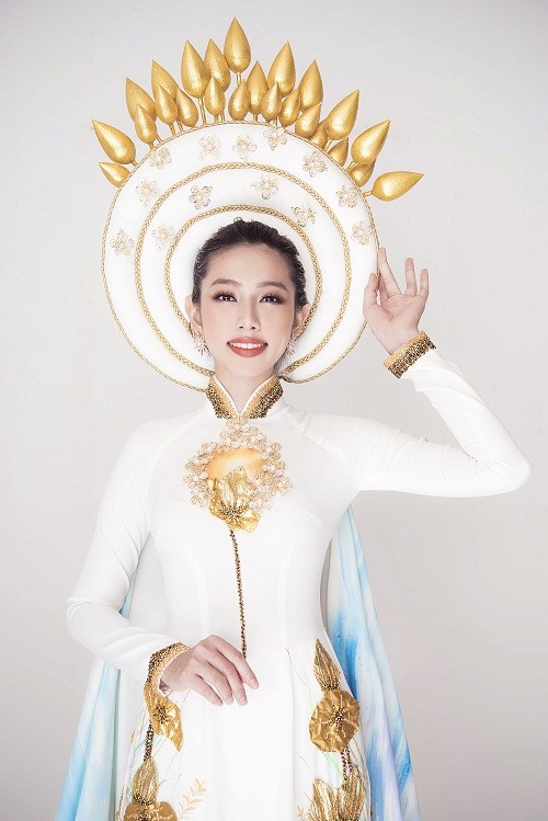 Trước ngày diễn ra chung kết Miss International 2018, bộ trang phục truyền thống của  Nguyễn Thúc Thùy Tiên đã được hé lộ. Thiết kế mang chủ đề “Việt Nam – Nước non ngàn dặm”.