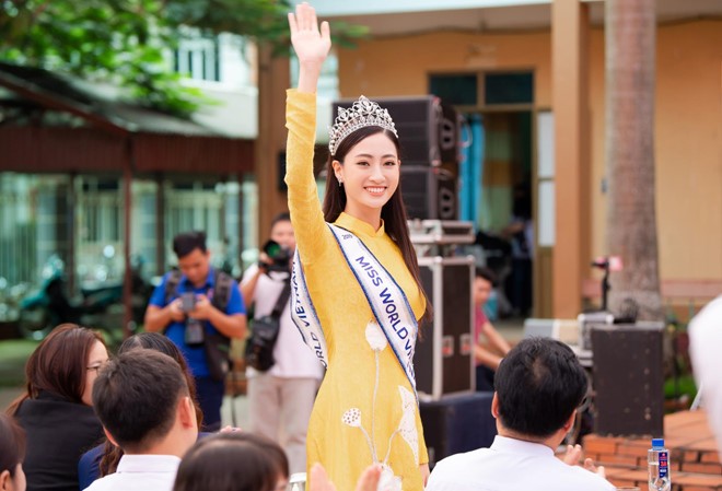 Đây là lần đầu tiên  Lương Thùy Linh trở về quê hương Cao Bằng sau khi đăng quang Miss World Vietnam 2019. Cô mặc áo dài thanh lịch khi đến thăm trường cũ. Suốt thời gian Thùy Linh tham gia cuộc thi sắc đẹp, cô nhận được sự ủng hộ nhiệt tình từ thầy cô và các học sinh của ngôi trường chuyên.