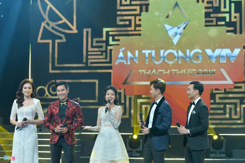 Dẫn chương trình ấn tượng là giải thưởng mở màn trong đêm trao giải  VTV Awards 2019. Năm nay, top 5 hạng mục Dẫn chương trình ấn tượng gồm: Mai Ngọc, Thành Trung, Ngô Kiến Huy, Hồng Nhung và Nguyên Khang. Mỗi gương mặt đề cử đều mang những phong cách khác nhau và để lại ấn tượng riêng trong lòng khán giả truyền hình.