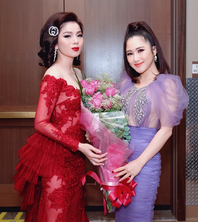 Mới đây ca sĩ Lệ Quyên đã có show diễn tại Mỹ. Luôn xem Lệ Quyên là thần tượng lớn, thế nên khi biết đàn chị có liveshow,  Hương Tràm đã đến ủng hộ Lệ Quyên.