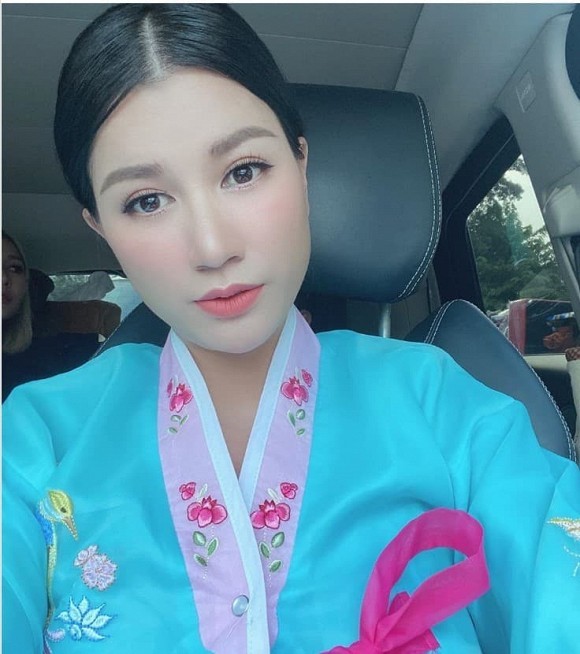 Trên instagram,  Trang Trần gây chú ý khi đăng status: "Em không khóc bởi sự tổn thương anh gây ra đã là quá nhiều, chưa bao giờ thấy lòng nhẹ bấc. Đêm nay đưa ra một cảm xúc chính xác nhất: Buông!". Chia sẻ đầy tâm trạng của người mẫu Trang Trần khiến cư dân mạng nghi ngờ cô và chồng đang rạn nứt tình cảm.