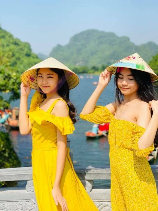  MC Quyền Linh khoe 2 con gái trên trang cá nhân kèm status "Nắng chiều bao giờ cũng đẹp".