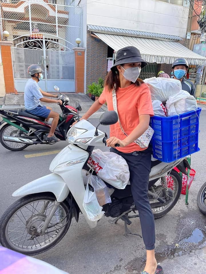  Hoa hậu H'Hen Niê: Hình ảnh Hoa hậu Hoàn vũ Việt Nam 2017 chạy xe máy, chở thực phẩm đến tiếp tế cho người dân ở vùng phong tỏa, cách ly để lại ấn tượng sâu sắc cho khán giả. Cô diện đồ giản dị, đi dép lê, nhanh nhẹn bốc từng gói đồ chất lên thùng nhựa.