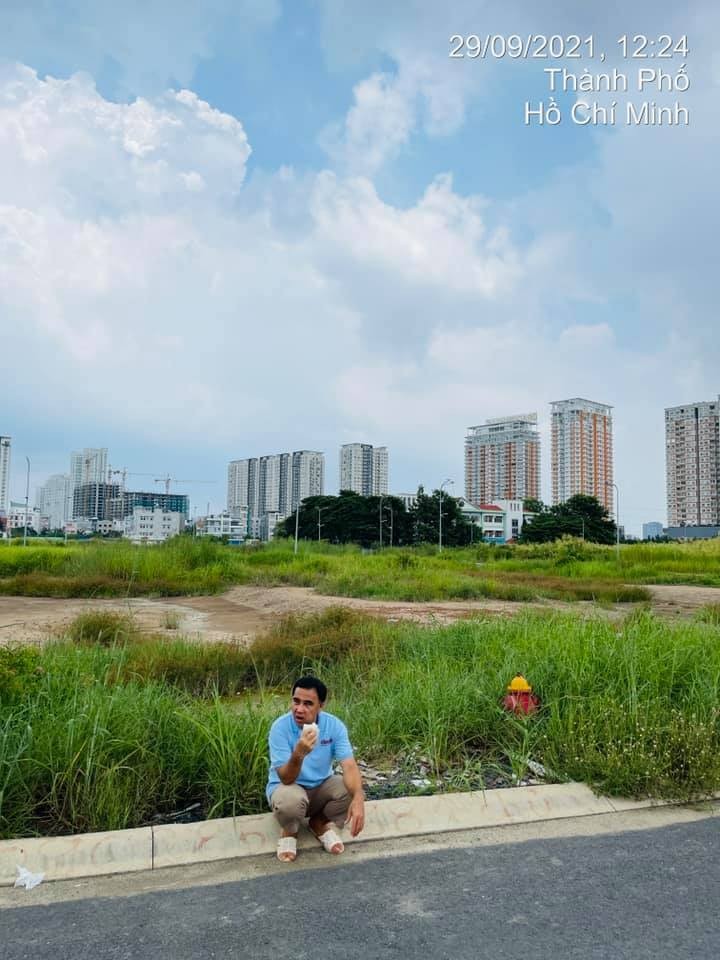  Quyền Linh viết: "Chỉ còn 1 ngày nữa thành phố sẽ mở "he hé" cánh cửa mưu sinh thời COVID-19. Hơn 4 tháng rồi chưa làm được gì hết. Về nhà với các cô gái yêu của mình thôi". 