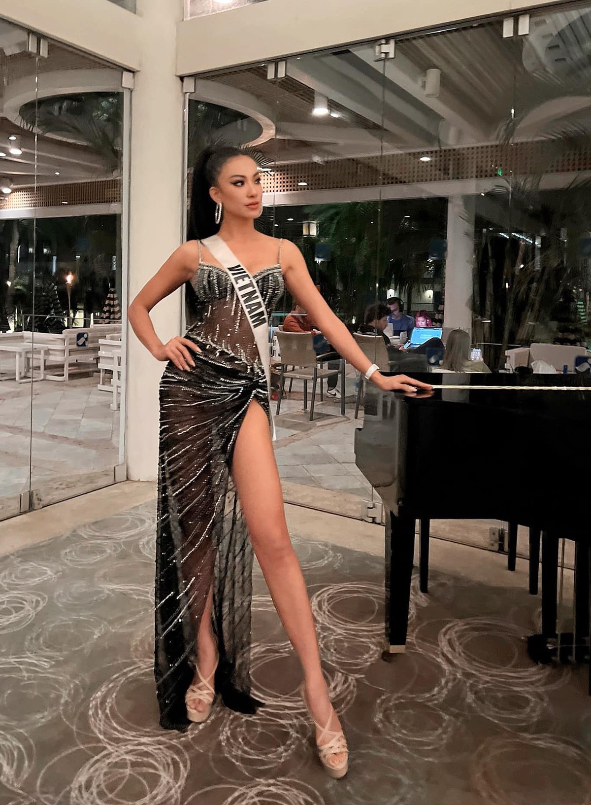 Trước chung kết Miss Universe 2021 - Hoa hậu Hoàn vũ Thế giới 2021,  Kim Duyên tung loạt ảnh đẹp thôi miên. Đại diện Việt Nam diện váy xuyên thấu khoe vóc dáng nóng bỏng với đôi chân dài miên man.