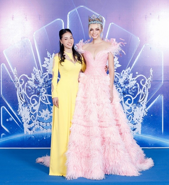 Sau khi đáp chuyến bay đến Quy Nhơn, đương kim Miss World 2021 - Karolina Bielawska đã có buổi giao lưu cùng BTC  Miss World Vietnam và các khán giả. Buổi họp báo quy tụ nhiều hoa hậu, á hậu nổi tiếng: Hoa hậu Hà Kiều Anh, Tiểu Vy, Lương Thùy Linh, Đỗ Hà, Á hậu Kiều Loan, Tường San, Phương Anh, Ngọc Thảo cùng siêu mẫu Như Vân.