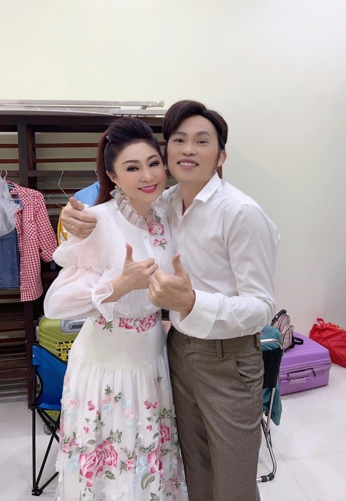 NSƯT Thoại Mỹ cùng đàn anh NSƯT  Hoài Linh trong hậu trường show ở miền Trung.