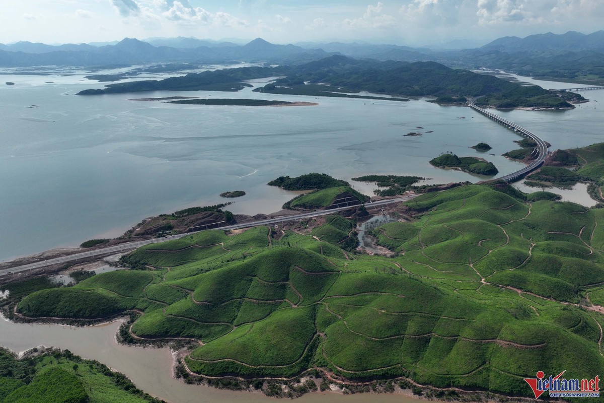 Cao tốc Vân Đồn - Móng Cái có chiều dài toàn tuyến 80km, điểm đầu nằm gần sân bay quốc tế Vân Đồn, điểm cuối đấu nối với đường dẫn cầu Bắc Luân 2, TP Móng Cái, Quảng Ninh. (Ngày 1/9 tới đây, cao tốc Vân Đồn - Móng Cái sẽ thông xe, toàn tuyến có chiều dài 80km.)