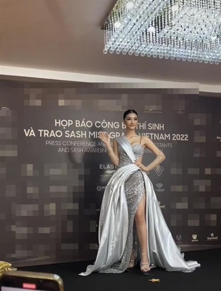 Mới đây, buổi trao sash cuộc thi Miss Grand Vietnam 2022 chính thức diễn ra với sự góp mặt của nhiều mỹ nhân đình đám. Một trong những sự xuất hiện gây chú ý nhất có lẽ thuộc về  Á hậu Kiều Loan khi cô có màn lột đồ "không động tác thừa" ngay tại thảm đỏ.