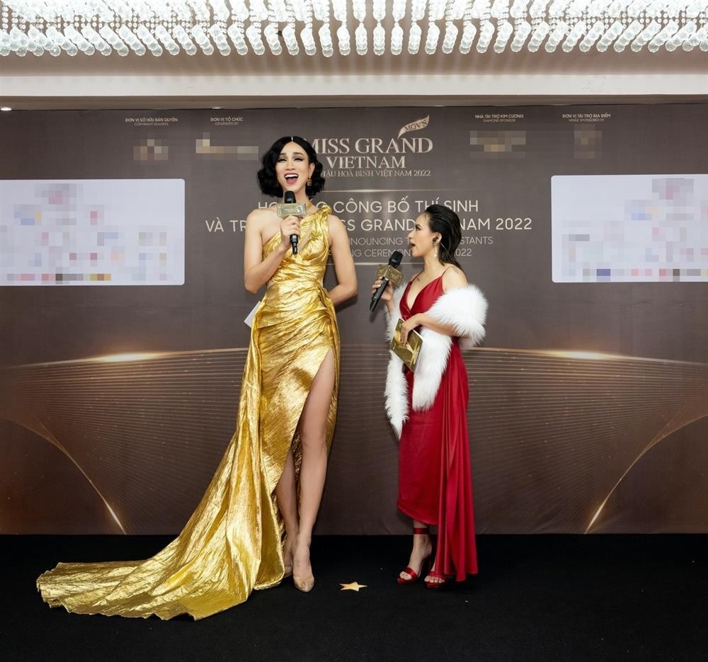 Mới đây, Hải Triều - Ngọc Phước trở thành MC thảm đỏ cho một sự kiện của Miss Grand Vietnam - Hoa hậu Hòa bình Việt Nam 2022. Khoảnh khắc bên nhau của 2 MC khiến ai nấy thích thú, khi một người sở hữu chiều cao hàng đầu, một người lại thấp bé nhất nhì showbiz Việt. Thậm chí trong ảnh, đôi chân Hải Triều dài đúng đến... nách đàn em.