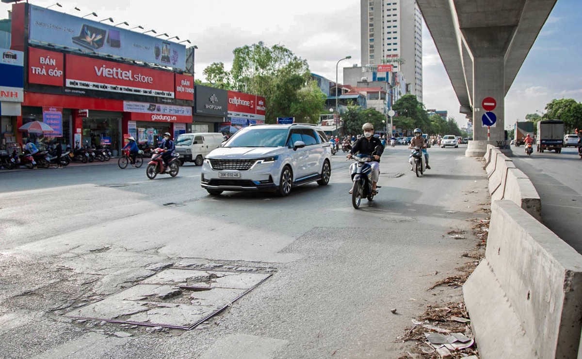 Sau hơn 2 năm dỡ bỏ hàng rào chắn để hoàn trả hơn 10 km đường bộ phía dưới tuyến  đường sắt đô thị Nhổn - ga Hà Nội theo trục Cầu Giấy - Xuân Thủy - Hồ Tùng Mậu - Cầu Diễn, đến nay tuyến đường vào trung tâm thành phố vẫn trong tình trạng hư hỏng, xuống cấp.