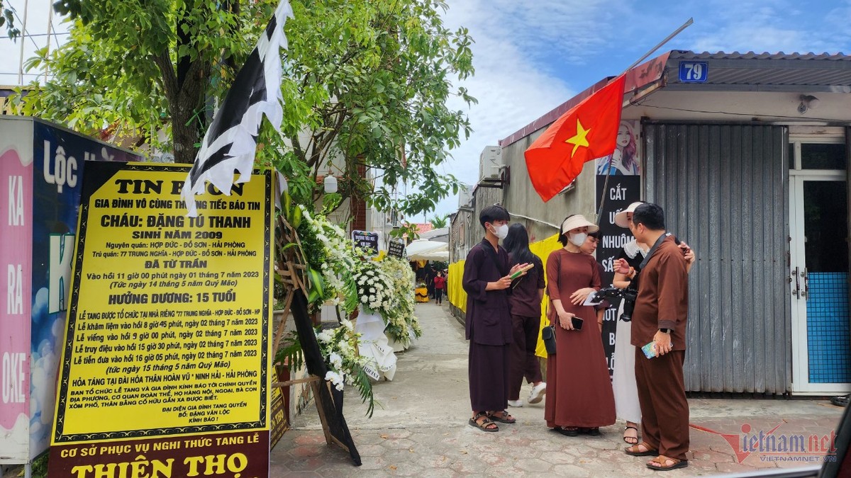  Ca nương Tú Thanh đã qua đời sáng 1/7 do tai nạn giao thông.Lễ tang của Tú Thanh được tổ chức giản dị vào sáng 2/7 tại nhà riêng ở đường Trung Nghĩa, phường Hợp Đức, quận Đồ Sơn, TP.Hải Phòng. Hoa sen trắng của các nhà chùa, Phật tử… nơi ca nương từng tu tập dâng lên như thay lời của Phật, cầu cho cô gái nhỏ tài năng, đoản mệnh về nơi cực lạc.