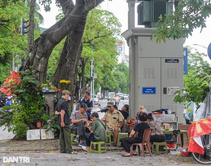 Ghi nhận của phóng viên Dân trí, dọc các tuyến đường, phố của Hà Nội như Giải Phóng, Trần Khát Chân, Hồ Tùng Mậu, Cầu Giấy... không khó bắt gặp cảnh người dân vô tư ngồi ăn, uống, bán hàng, mưu sinh sát cạnh các  trạm biến áp, bốt điện.