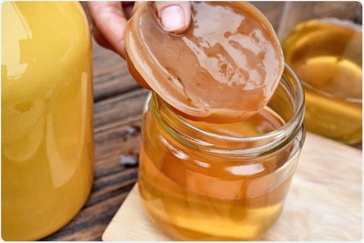 Kombucha là loại trà lên men từ trà đen, trà xanh, trà ô long hoặc trà kukicha. Để tạo ra loại trà này, người ta sẽ thêm một vài chủng vi khuẩn, nấm men và đường rồi ủ cho lên men trong khoảng một tuần hoặc lâu hơn. Ảnh minh họa