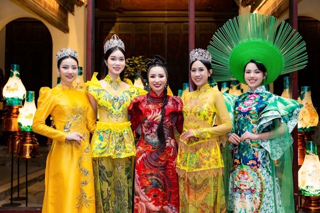 Mới đây, tại fashion show “Sắc màu di sản”, NTK Châu Loan giới thiệu bộ sưu tập “Nét xưa” với những thiết kế lấy cảm hứng từ vẻ đẹp truyền thống của  áo dài Việt Nam.