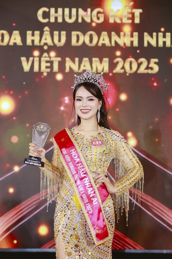 Cuộc thi  Hoa hậu Doanh nhân Việt Nam 2025 – Miss Vietnam Business 2025 vừa khép lại với chiến thắng thuộc về người đẹp Hoàng Thu Thủy. Cô đăng quang ngôi vị Hoa hậu Doanh nhân Việt Nam 2025 và đạt hai giải phụ Người đẹp trí tuệ, Người đẹp được yêu thích nhất. Trong khi đó, mỹ nhân đến từ vùng đất quan họ Bắc Ninh – Đào Thị Ngân (trong ảnh) cũng lập cú đúp giải thưởng với danh hiệu Hoa hậu Nhân ái nhờ dự án “Vòng tay yêu thương” và giải thưởng phụ “Người đẹp tài năng”.