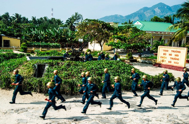 Trong năm qua, đơn vị đã hoàn thành kế hoạch huấn luyện, tinh thần sẵn sàng chiến đấu cao. Những ngày đầu năm 2014 và chuẩn bị đón Tết Giáp Ngọ, đòi hỏi tinh thần trực ban, trực chiến đảm bảo quân số sẵn sàng chiến đấu, tuyệt đối tuân thủ chỉ đạo của Quân Chủng Phòng Khộng - Không Quân và Bộ Quốc Phòng. Quyết tâm bảo vệ vững chắc không phận của Tổ Quốc. Trong ảnh là chiến sĩ đơn vị phòng không thuộc sư đoàn báo động luyện tập tại đơn vị pháo cao xạ.