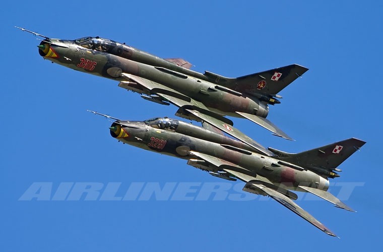 Su-22 là tên gọi biến thể xuất khẩu thiết kế máy bay cường kích Su-17 do Liên Xô phát triển từ những năm 1960, chính thức giới thiệu từ năm 1970. Nó đã được xuất khẩu tới hơn 20 quốc gia trên thế giới, nhưng hiện tại chỉ cón 5 nước trang bị, trong đó có Việt Nam. Trong ảnh là 2 chiếc Su-22M4 – biến thể xuất khẩu của Su-17M4 – thiết kế sản xuất loạt cuối cùng của dòng Su-17/22, chế tạo trong giai đoạn 1983-1990.