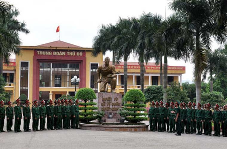 Trung đoàn 102 (Sư đoàn 308, Quân đoàn 1) được thành lập ngày 6/1/1947, tại quận Hoàn Kiếm (TP Hà Nội). Trong kháng chiến chống Pháp, cùng với những chiến công xuất sắc trong chiến đấu bảo vệ Hà Nội, đơn vị được vinh dự mang tên: Trung đoàn Thủ đô.