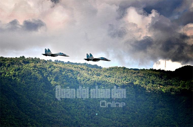 Trong ảnh, biên đội Su-30MK2 của Sư đoàn 370 (Quân chủng Phòng không – Không quân) chi viện hỏa lực cho Sư đoàn 330 tiến công địch trong cuộc diễn tập bắn đạn thật sáng 24/10 tại Quân khu 9.