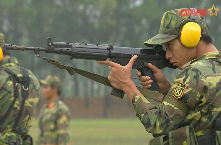 Trong chương trình giới thiệu về các xạ thủ của đội bắn súng  Quân đội Nhân dân Việt Nam chuẩn bị tham gia giải bắn súng ASEAN (AARM-2014) của kênh Quốc phòng Việt Nam đã cho thấy, các xạ thủ quân đội ta được trang bị khẩu súng trường tiến công FN FNC do do công ty Fabrique Nationale (Bỉ) sản xuất.