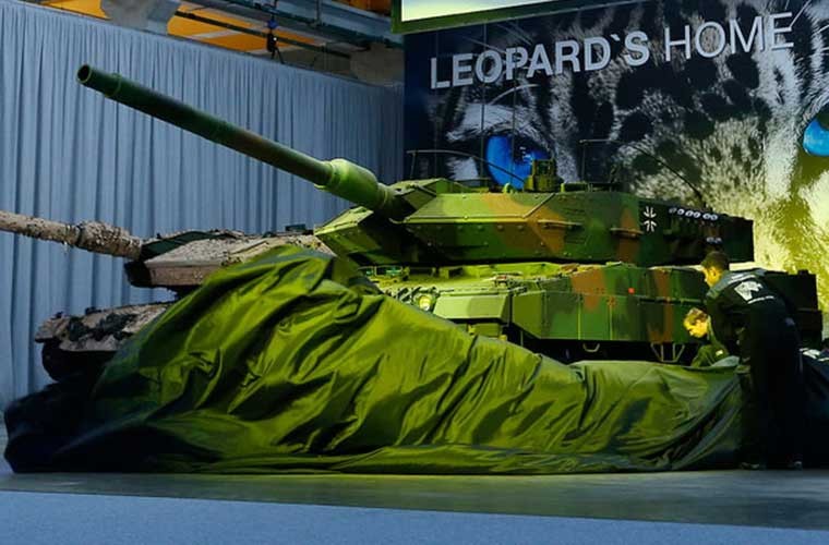 Krauss-Maffei Wegmann đã bàn giao cho quân đội Đức những chiếc siêu tăng Leopard 2A7. Lễ bàn giao đã được tổ chức vào ngày 10/12 với sự chứng kiến của Trung tướng Rainer Korff, Tư lệnh lục quân Đức tại một căn cứ ở Munich. Trong ảnh là 2 chiếc Leopard 2A7 (trong số 20 chiếc đặt hàng từ QĐ Đức) tại buổi ra mắt.