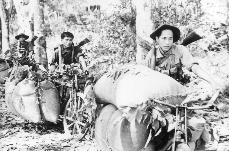 Ngày 19/5/1959, Đảng ta và Chủ tịch Hồ Chí Minh quyết định mở tuyến vận tải Trường Sơn - đường Hồ Chí Minh, chi viện sức người, sức của cho miền Nam, quyết tâm đánh thắng giặc Mỹ, thống nhất đất nước. Điểm đầu của con đường thuộc Khe Hó (Vĩnh Linh, tỉnh Quảng Trị), sau đó phát triển trong suốt cuộc kháng chiến. Trong ảnh, những chuyến xe thồ đầu tiên vận chuyển vũ khí, lương thực trên đường Hồ Chí Minh.