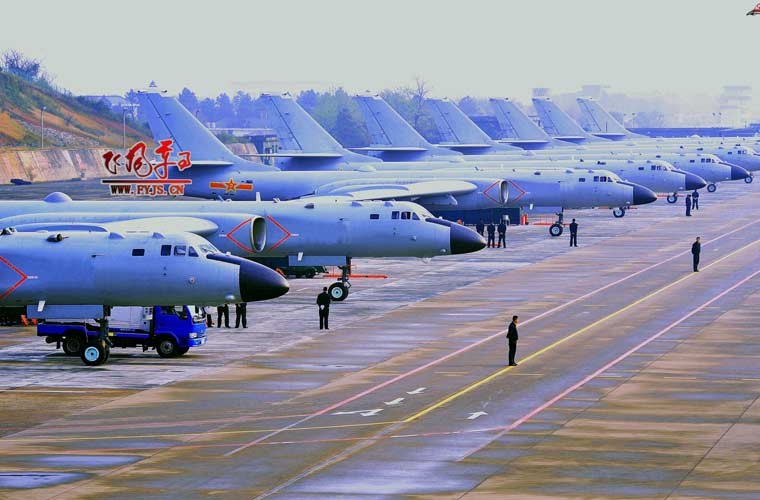 Theo tờ Bưu điện Hoa Nam, ngày 30/3 Không quân Trung Quốc (PLAAF) bắt đầu thực hiện các cuộc tập trận trên không phận eo biển Bashi nằm giữa vùng lãnh thổ Đài Loan và Philippines với mục đích tăng cường khả năng tác chiến của khối lực lượng này. Trong ảnh là dàn  máy bay ném bom chiến lược H-6K tập trung chuẩn bị cho cuộc tập trận.