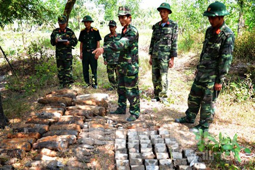 Bom mìn, vật nổ còn sót lại sau chiến tranh được xem như những "tử thần" ẩn náu trong lòng đất. Chúng không chỉ âm thầm "ám sát" đất đai mà còn có thể phát nổ, ảnh hưởng đến tính mạng và tài sản của nhân dân. Hiện nay, những địa phương có số lượng bom, mìn, vật nổ được phát hiện nhiều là Bến Tre, Cà Mau, TP Cần Thơ, An Giang, Hậu Giang, Sóc Trăng, Đồng Tháp.