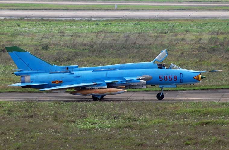  Máy bay cường kích Su-22 là tên gọi biến thể xuất khẩu của Su-17 do cục thiết kế Sukhoi (Liên Xô) phát triển từ đầu những năm 1960, chính thức đưa vào phục vụ từ năm 1970. Những chiếc Su-22 đầu tiên xuất hiện trong Không quân Nhân dân Việt Nam từ năm 1979-1980, chúng ta nhận khá nhiều biến thể gồm Su-22M, Su-22M3, Su-22M4, Su-22UM3K.