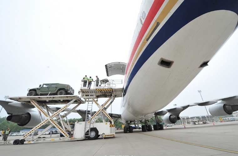 Theo tờ Sina, trong bối cảnh xung đột trong khu vực ngày càng leo thang, Trung Quốc thường xuyên sử dụng  máy bay chở khách Boeing 747 với mục đích quân sự như chuyên chở binh sĩ hoặc vũ khí trang bị. Đây được coi là một giải pháp hay trong trường hợp họ cần điều động, triển khai lượng lớn quân tới khu vực xung đột.