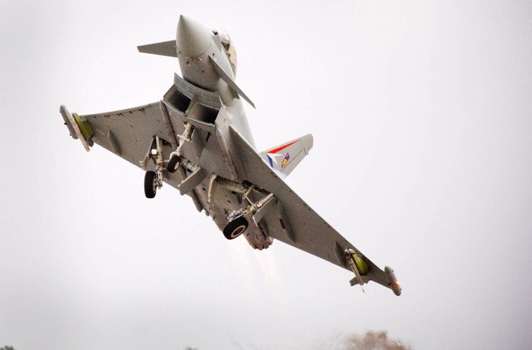 Theo hãng thông tấn Reuters, Việt Nam được cho là đã có thảo luận về việc mua  tiêm kích đa năng Typhoon do liên doanh Eurofighter sản xuất. Đây là một trong những chiến đấu cơ thế hệ 4 hiện đại nhất thế giới hiện nay.